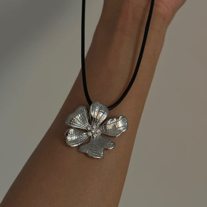 18K Gold Plated Titanium Steel Vintage Flower Micro Inlaid With Diamond Leather String Necklace