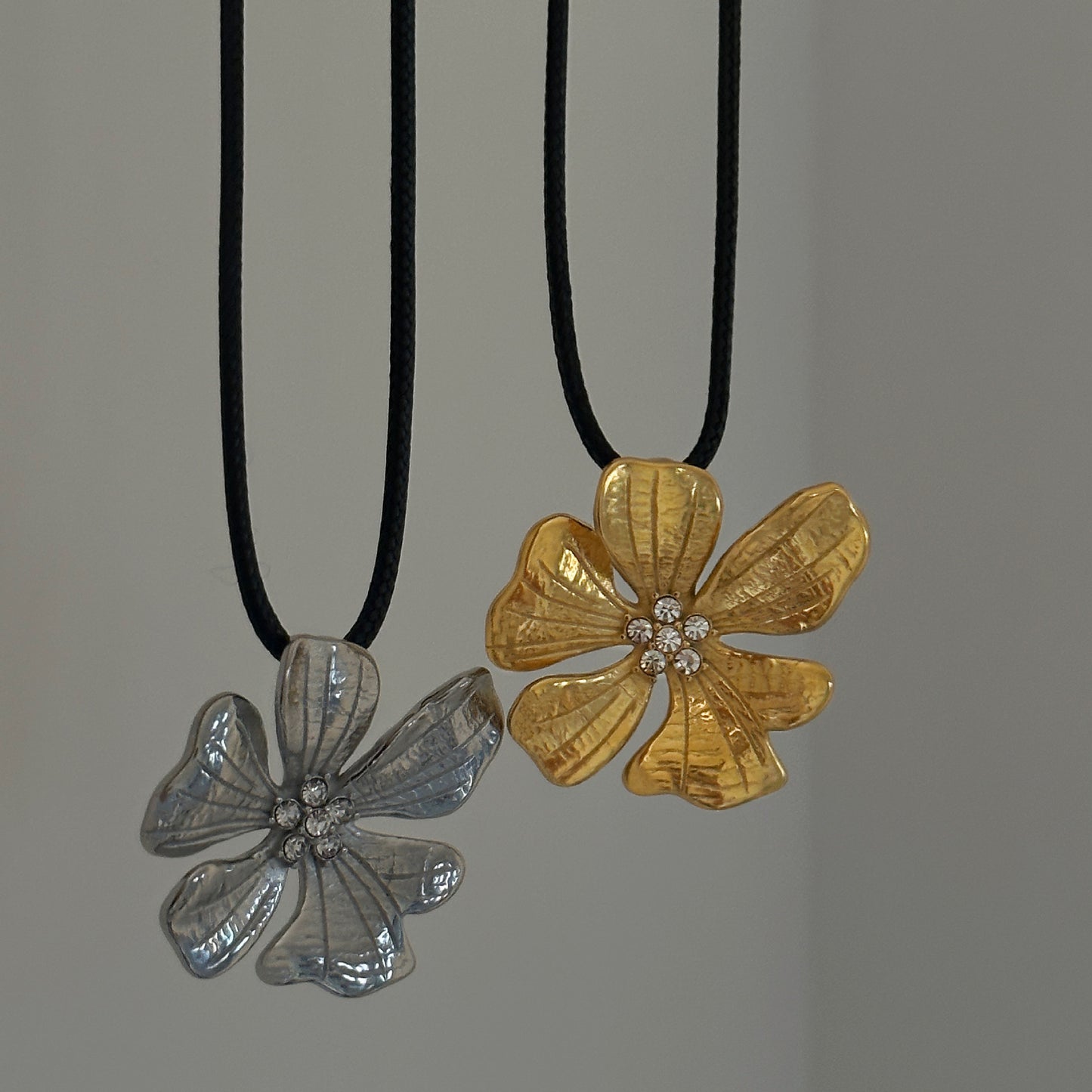 18K Gold Plated Titanium Steel Vintage Flower Micro Inlaid With Diamond Leather String Necklace